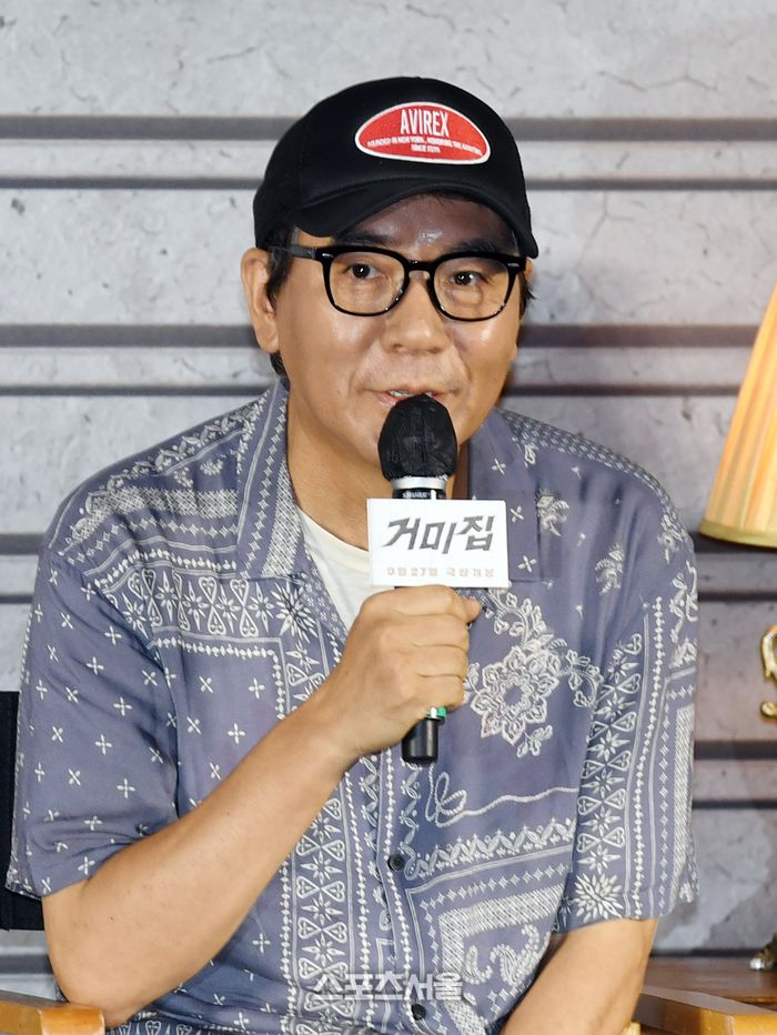 김지운 감독이 29일 서울 용산구 CGV 아이파크몰에서 진행된 영화 ‘거미집’ 제작보고회에서 사회자의 질문에 답을 하고 있다. 박진업기자 upandup@sportsseoul.com
