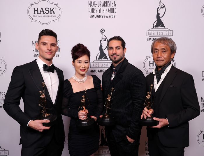 다이아나 최가 메이크업 분야의 아카데미상으로 불리는 ‘MUAHS 어워즈(Make-Up Artists and Hair Stylists Guild Awards)’에서 동료들과 수상한 뒤 기념사진을 찍고 있다.