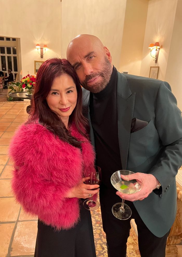 다이아나 최가 함께 작업한 존 트라볼타와 친근한 모습으로 사진을 찍고 있다.