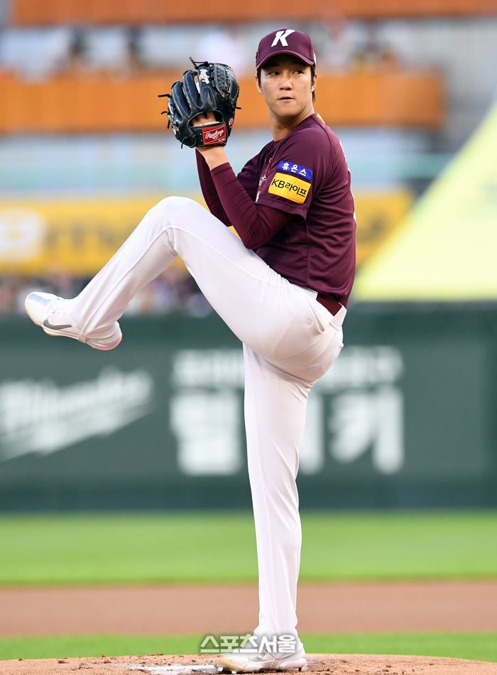키움 히어로즈 안우진이 31일 인천 SSG랜더스필드에서 열린 2023 KBO리그 SSG 랜더스와 경기에 선발 등판해 힘차게 공을 던지고 있다. 2023. 8. 31. 문학 | 박진업기자 upandup@sportsseoul.com