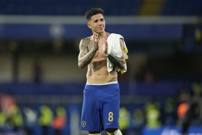 첼시의 엔소 페르난데스가 30일(현지시간) AFC 윔블던과의 2023~2024 카라바오컵 2라운드에서 결승골을 넣어 팀의 2-1 승리를 이끈 뒤 박수를 치고 있다. 런던|AP 연합뉴스