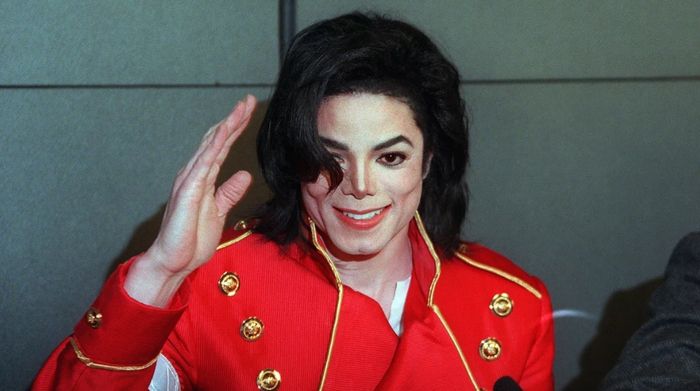 지난 1996년 프랑스 파리에서 열린 신작 앨범 기자회견에 모습을 드러낸 故 마이클 잭슨의 모습. 파리 | AFP연합뉴스