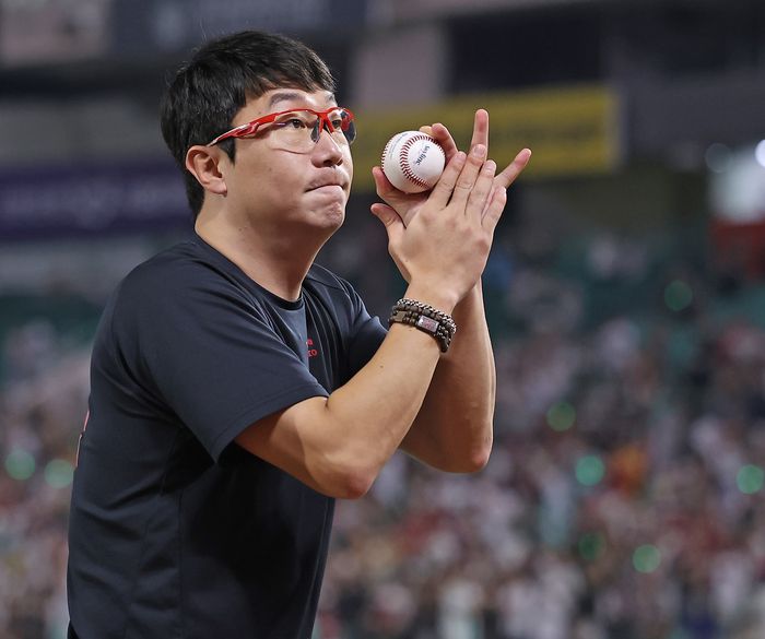 양현종이 1일 최다 선발 164승을 기록한 뒤 환호하는 팬들에 감사를 표하고 있다. 사진제공 | KIA타이거즈.