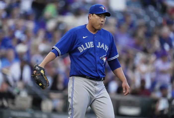 류현진이 2일(한국시간) 쿠어스필드에서 열린 콜로라도와 원정경기에서 3회말 홈런을 허용한 뒤 아쉬운 표정을 짓고 있다. 덴버(미 콜로라도주) | AP 연합뉴스