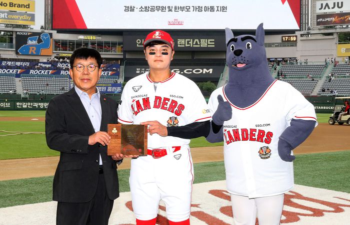 SSG 추신수가 취약계층 군인들로부터 감사 편지를 받았다. 사진제공 | SSG 랜더스