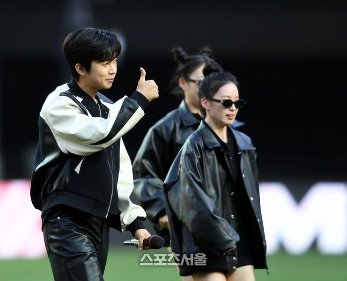 임영웅이 8일 서울 월드컵경기장에서 열린 K리그1 FC서울과 대구FC와 경기에 하프타임에 공연을 하고 나오며 엄지척을 하고 있다. 최승섭기자 thunder@sportsseoul.com