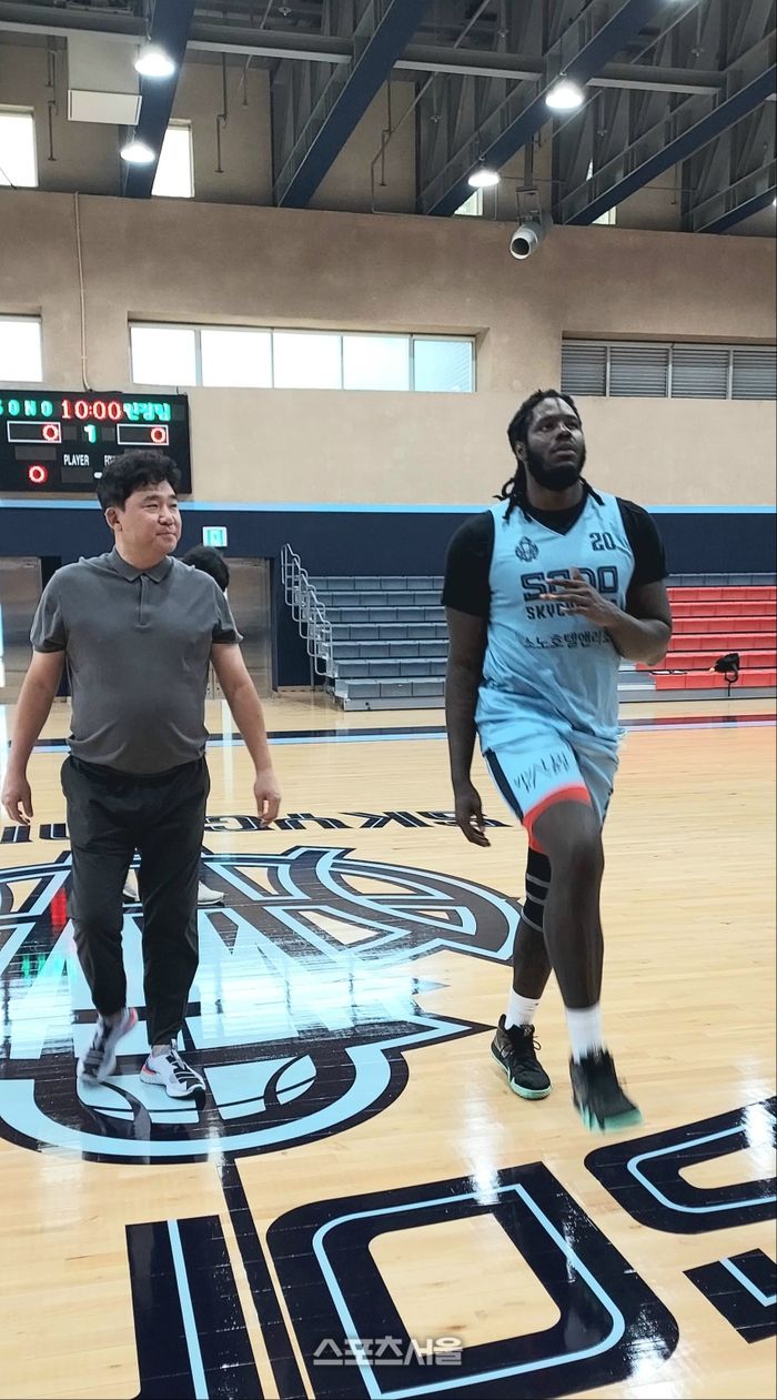 김승기 감독이 훈련 전 몸을 풀고 있는 베넷과 대화를 나누고 있다. 사진 | 스포츠서울 이웅희기자 iaspire@