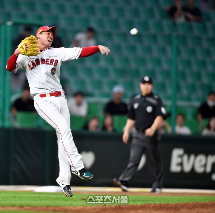 SSG 선발투수 김광현이 12일 인천SSG랜더스필드에서 열린 20223 프로야구 SSG랜더스와 KT위즈의 경기 6회초 2사 1,3루 배정대의 내야안타성 타구를 잡아 1루로 전력송구해 이닝을 끝내고 있다. 2023.09.12.문학 | 강영조기자 kanjo@sportsseoul.com