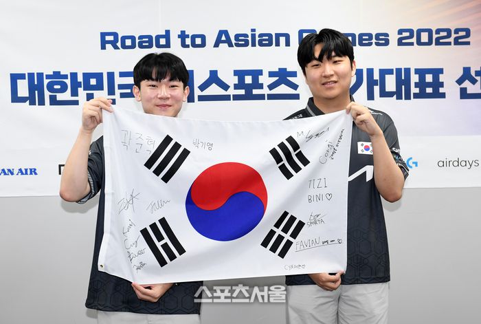 이스포츠 국가대표 박기영(왼쪽)과 곽준혁이 7일 서울 마포구 상암동 에스플렉스센터에서 진행된 항저우 아시안게임 피파 온라인4 미디어데이 행사에서 취재진을 향해 포즈를 취하고 있다. 박진업기자 upandup@sportsseoul.com