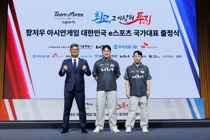 항저우 아시안게임 스트리트파이터5 국가대표 강성훈 감독(왼쪽)과 연제길(가운데), 김관우 선수. 사진 | 한국e스포츠협회