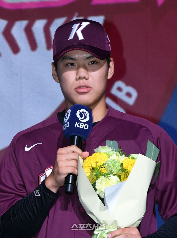 장충고 김윤하가 14일 서울 중구 웨스틴조선호텔 그랜드볼룸에서 진행된 2024 KBO 신인 드래프트에서 전체 1라운드 9순위로 키움 히어로즈에 지명된 뒤 소감을 밝히고 있다. 2023. 9. 14. 박진업기자 upandup@sportsseoul.com