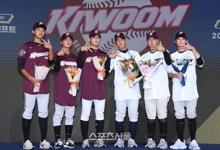 14일 서울 중구 웨스틴조선호텔 그랜드볼룸에서 진행된 2024 KBO 신인 드래프트에서 키움 히어로즈 지명 선수들이 기념촬영을 하고 있다. 2023. 9. 14. 박진업기자 upandup@sportsseoul.com