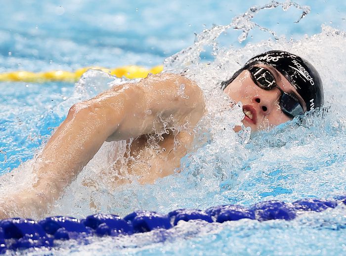 26일 중국 항저우 올림픽 스포츠센터 수영장에서 열린 2022 항저우 아시안게임 수영 남자 혼계영 400m 결승에서 황선우가 자유형으로 레이스를 펼치고 있다. 한국 대표팀은 3분32초05로 한국신기록을 세우며 은메달을 획득했다. 사진 | 항저우=연합뉴스