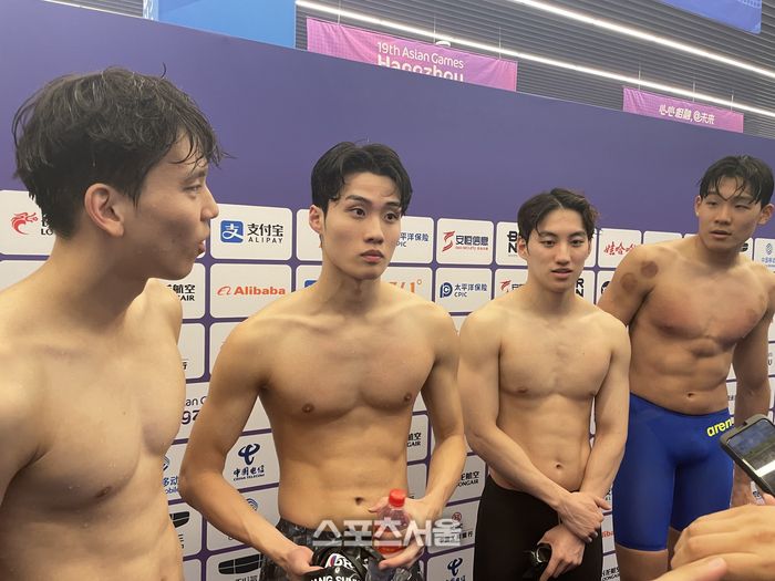 26일 중국 항저우 올림픽 스포츠센터 수영장에서 열린 2022 항저우 아시안게임 수영 남자 혼계영 400m 결승에서 은메달을 따낸 이주호-황선우-최동열-김영범(왼쪽부터)이 인터뷰에 응했다. 항저우 | 김동영기자 raining99@sportsseoul.com