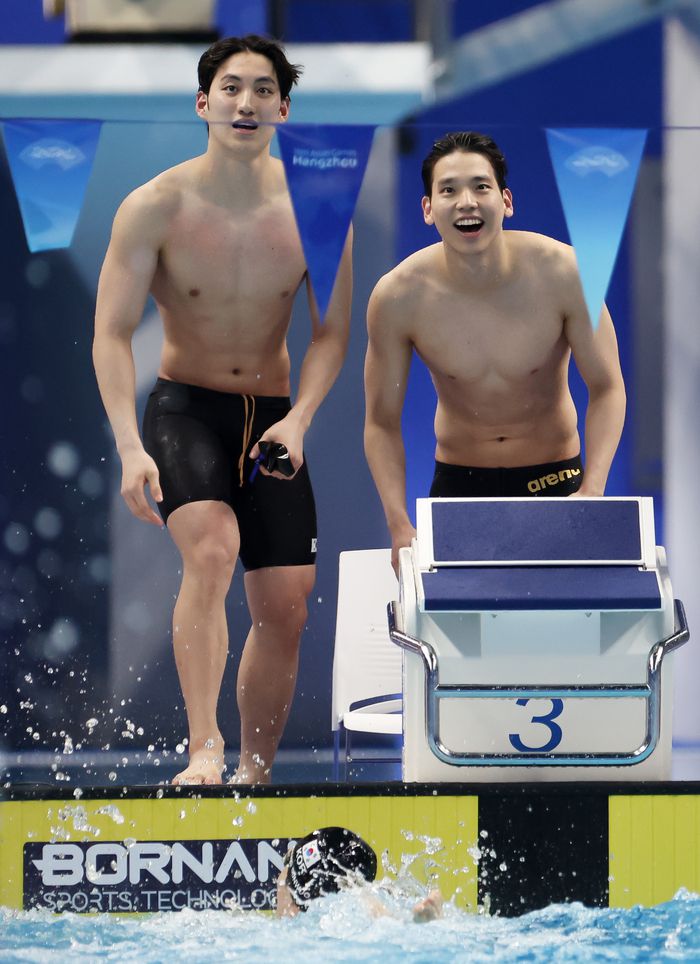 26일 중국 항저우 올림픽 스포츠센터 수영장에서 열린 2022 항저우 아시안게임 수영 남자 혼계영 400m 결승에서 황선우가 결승점을 터치하자 최동열(왼쪽)과 이주호가 기록을 확인하고 있다. 한국 대표팀은 3분32초05로 한국신기록을 세우며 은메달을 획득했다. 사진 | 항저우=연합뉴스