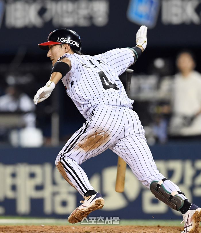 LG 트윈스 신민재가 17일 잠실구장에서 열린 2023 KBO리그 SSG 랜더스와 더블헤더 2차전 4회말 1사 2루 SSG 선발 맥카티를 상대로 안타를 치고 있다. 2023. 9. 17. 잠실 | 박진업기자 upandup@sportsseoul.com
