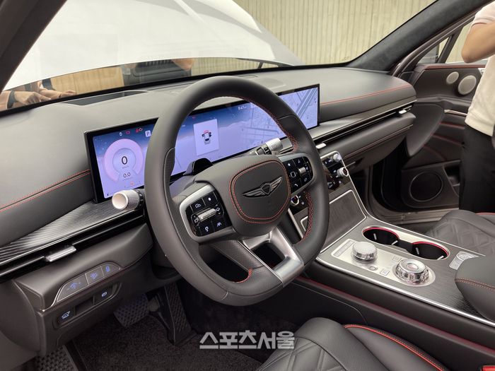GV80는 편안하면서도 깨끗한 느낌을 강조한 수평형 레이아웃에 클러스터와 AVN 화면이 하나로 연결된 27인치 통합형 와이드 디스플레이를 적용해 세련된 첨단 공간의 이미지를 연출했다. 사진|원성윤 기자