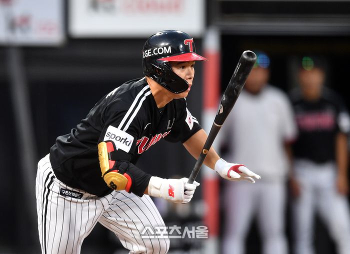 LG 8번타자 문성주가 5일 수원KT위즈파크에서 열린 2023프로야구 KT위즈와 LG트윈스의 경기 2회초 1사 3루에서 내야땅볼을 쳐 타점을 올리고 있다. 2023.0905.수원 | 강영조기자 kanjo@sportsseoul.com