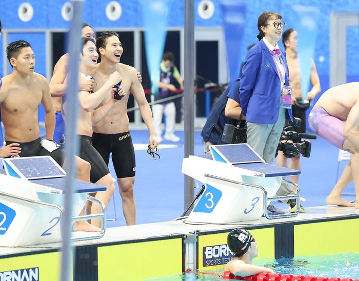 26일 중국 항저우 올림픽 스포츠센터 수영장에서 열린 2022 항저우 아시안게임 수영 남자 혼계영 400m 결승에서 황선우가 결승점을 터치하자 선수들이 기록을 확인한 뒤 서로를 격려하고 있다. 한국 대표팀은 3분32초05로 한국신기록을 세우며 은메달을 획득했다. 사진 | 항저우=연합뉴스