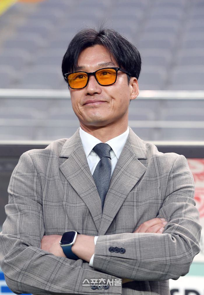 광주FC 이정효 감독이 9일 서울월드컵경기장에서 열린 2023 하나원큐 K리그1 FC서울과 경기에앞서 그라운드를 바라보고 있다. 2023. 5. 8. 박진업기자 upandup@sportsseoul.com