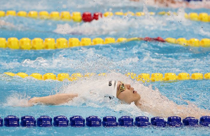 26일 중국 항저우 올림픽 스포츠센터 수영장에서 열린 2022 항저우 아시안게임 수영 남자 혼계영 400m 결승에서 이주호가 배영으로 레이스를 펼치고 있다. 한국 대표팀은 3분32초05로 한국신기록을 세우며 은메달을 획득했다. 사진 | 항저우=연합뉴스