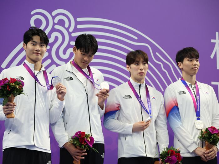 26일 중국 항저우 올림픽 스포츠센터 수영장에서 열린 2022 항저우 아시안게임 수영 남자 혼계영 400m 결승에서 은메달을 획득한 황선우-김영범-최동열-이주호(왼쪽부터)가 시상대에 올라 포즈를 취하고 있다. 한국 대표팀은 3분32초05로 한국신기록을 세우며 은메달을 획득했다. 사진 | 항저우=연합뉴스