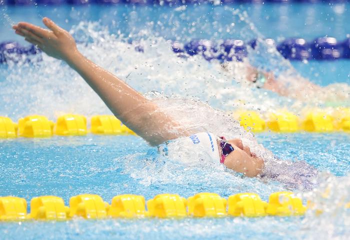 27일 중국 항저우 올림픽 스포츠센터 수영장에서 열린 2022 항저우 아시안게임 수영 여자 배영 100ｍ 예선에 출전한 이은지가 역영하고 있다. 사진 | 항저우=연합뉴스