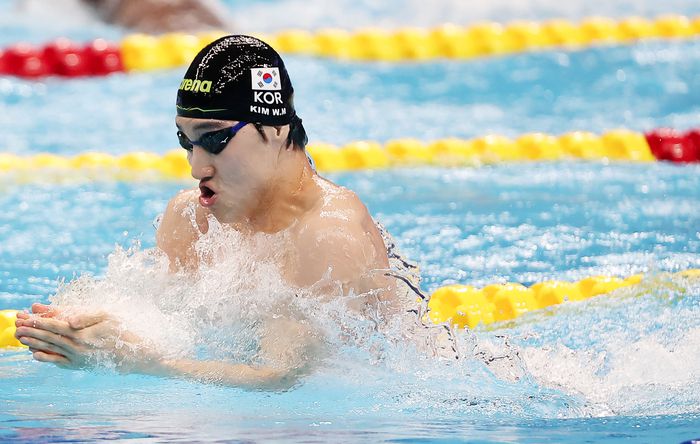 26일 중국 항저우 올림픽 스포츠센터 수영장에서 열린 2022 항저우 아시안게임 수영 남자 혼계영 400m 결승에서 최동열이 평영으로 레이스를 펼치고 있다. 한국 대표팀은 3분32초05로 한국신기록을 세우며 은메달을 획득했다. 사진 | 항저우=연합뉴스