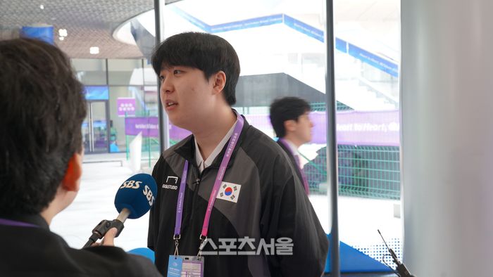 ‘카나비’ 서진혁이 27일 열린 사우디아라비와의 8강전에서 승리한 후 인터뷰를 하고 있다. 사진 | 공동취재단