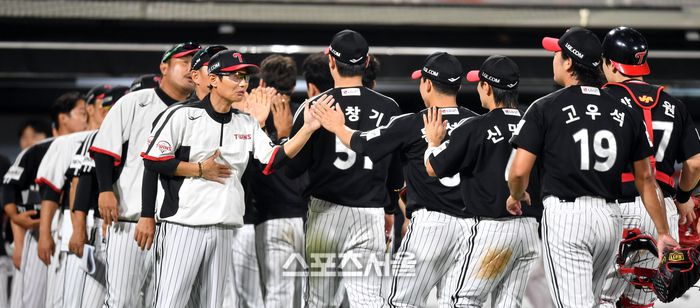 LG 마무리 고우석 등 선수들이  5일 수원KT위즈파크에서 열린 2023프로야구 KT위즈와 LG트윈스의 경기 9회말 마지막타자 황재균을 풀카운트 접전끝에 삼진으로 처리해 승리한 후 염경엽 감독돠 자축하고 있다.2023.09. 05.수원 | 강영조기자 kanjo@sportsseoul.com