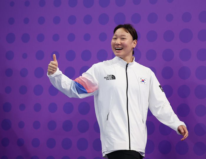 26일 중국 항저우 올림픽 스포츠센터 수영장에서 열린 2022 항저우 아시안게임 수영 여자 배영 200m에서 동메달을 따낸 이은지가 시상대에 올라 밝게 웃고 있다. 사진 | 항저우=연합뉴스