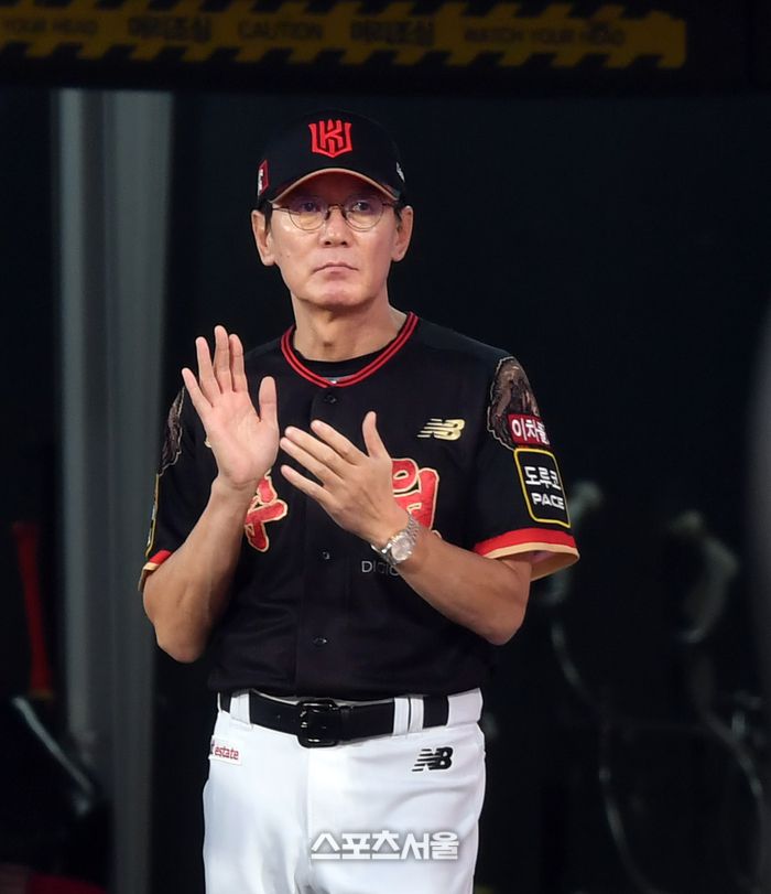 이강철 감독이 8일 수원KT위즈파크에서 열린 2023 프로야구 KT위즈와 SSG랜더스의 경기 1회말 득점하는 박병호를 맞고 있다. 2023.0908.수원 | 강영조기자 kanjo@sportsseoul.com