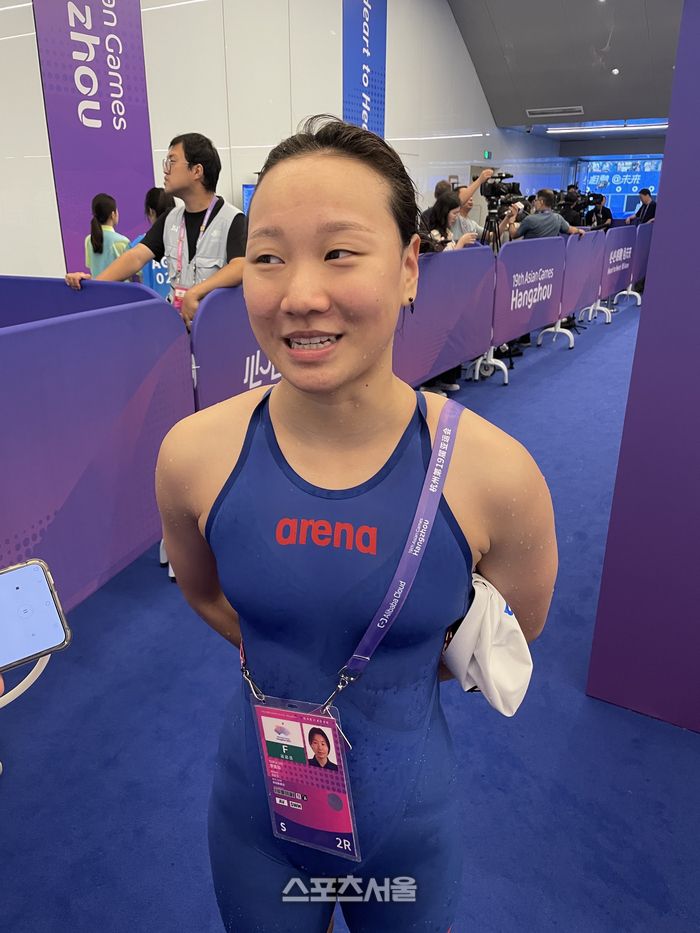 이은지가 27일 중국 항저우 올림픽 스포츠센터 수영장에서 열린 2022 항저우 아시안게임 수영 여자 배영 100ｍ 예선을 마친 후 인터뷰에 응했다. 항저우 | 김동영기자 raining99@sportsseoul.com