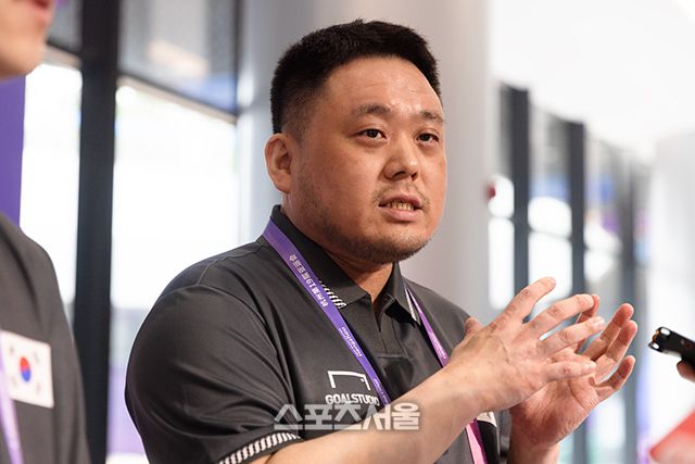 배틀그라운드 모바일 한국대표팀 윤상훈 감독이 1라운드 조별리그를 마친 후 소감을 말하고 있다. 사진 | 공동취재단