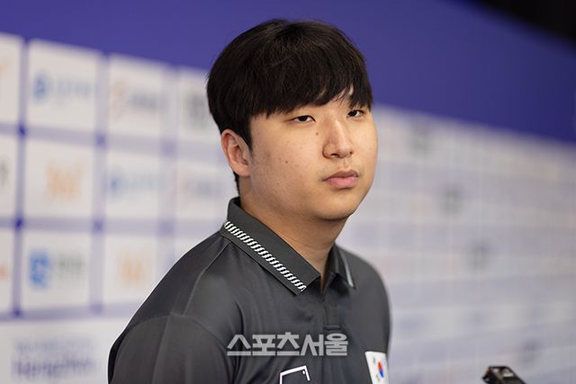 곽준혁이 27일 중국 항저우 e스포츠센터에서 열린 항저우 아시안게임 e스포츠 ‘FC 온라인’ 패자부활전에서 태국에 패한 후 굳은 표정으로 인터뷰를 하고 있다. 사진 | 공동취재단