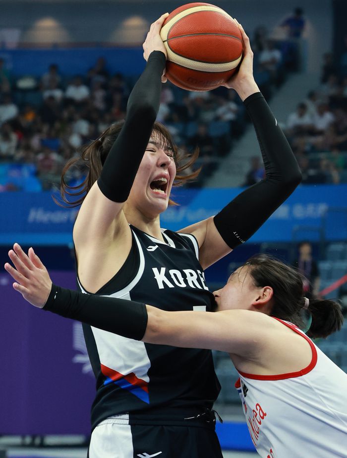 29일 중국 저장성 항저우의 올림픽 스포츠센터에서 열린 2022 항저우 아시안게임 여자 농구 대한민국과 북한의 경기에서  2쿼터 대한민국 박지수가 북한 로숙영의 파울을 유도하며 골밑슛으로 바스켓 카운트를 얻어내고 있다. 사진 | 항저우=연합뉴스