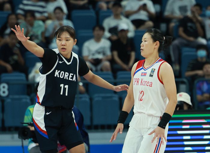 29일 중국 저장성 항저우의 올림픽 스포츠센터에서 열린 2022 항저우 아시안게임 여자 농구 대한민국과 북한의 경기에서 1쿼터 북한의 공격 때 대한민국 박지현이 북한 로숙영을 마크하고 있다. 사진 | 항저우=연합뉴스