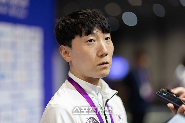 김관우가 항저우 아시안게임 e스포츠 ‘스트리트파이터5’ 종목에서 금메달을 따낸 후 인터뷰를 하고 있다. 사진 | 공동취재단