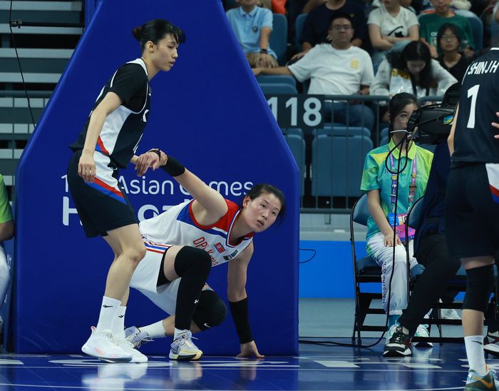 29일 중국 저장성 항저우의 올림픽 스포츠센터에서 열린 2022 항저우 아시안게임 여자 농구 대한민국과 북한의 경기에서 대한민국 이해란이 수비 과정에서 넘어진 북한 로숙영에게 손을 건네며 일으켜 주고 있다. 사진 | 항저우=연합뉴스