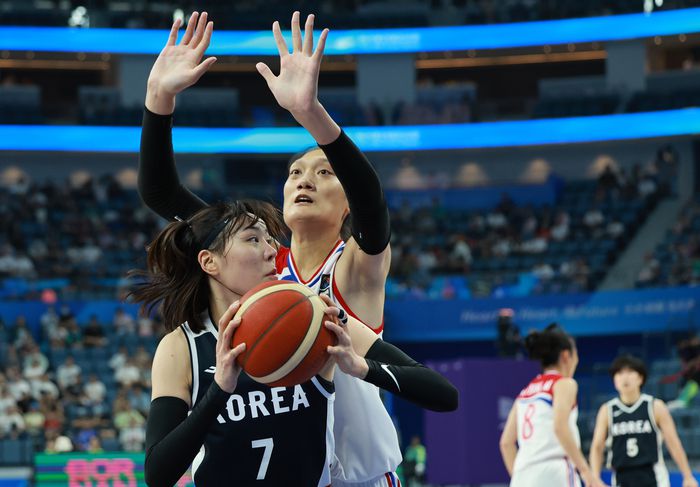 29일 중국 저장성 항저우의 올림픽 스포츠센터에서 열린 2022 항저우 아시안게임 여자 농구 대한민국과 북한의 경기에서 대한민국 박지수가 북한 박진아의 수비를 피해 슛 찬스를 노리고 있다. 사진 | 항저우=연합뉴스