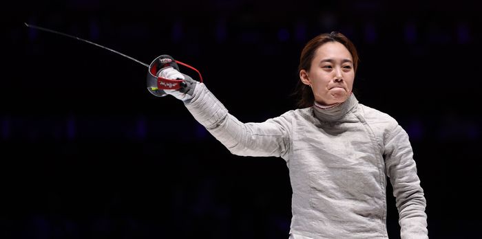 26일 중국 항저우 전자대학 체육관에서 열린 19회 항저우 아시안게임 펜싱 여자 사브르 개인 결승전에서 한국 윤지수가 금메달을 확정한 후 기뻐하고 있다. 사진 | 항저우=연합뉴스