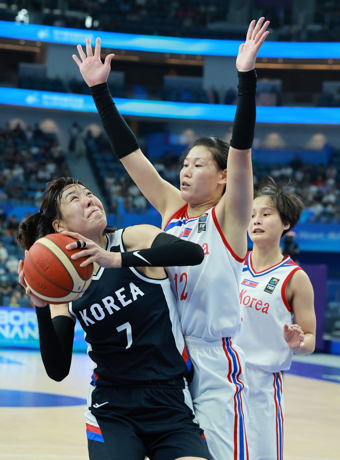 29일 중국 저장성 항저우의 올림픽 스포츠센터에서 열린 2022 항저우 아시안게임 여자 농구 대한민국과 북한의 경기에서 1쿼터 대한민국 박지수가 북한 골밑 돌파를 할 때 북한 로숙영이 수비를 펼치고 있다. 두 선수는 2018 자카르타-팔렘방 아시안게임 때 단일팀으로 함께 활약했다. 사진 | 항저우=연합뉴스