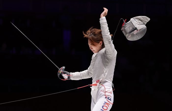 26일 중국 항저우 전자대학 체육관에서 열린 19회 항저우 아시안게임 펜싱 여자 사브르 개인 결승전에서 한국 윤지수가 승리를 거둔 뒤 환호하고 있다. 사진 | 항저우=연합뉴스
