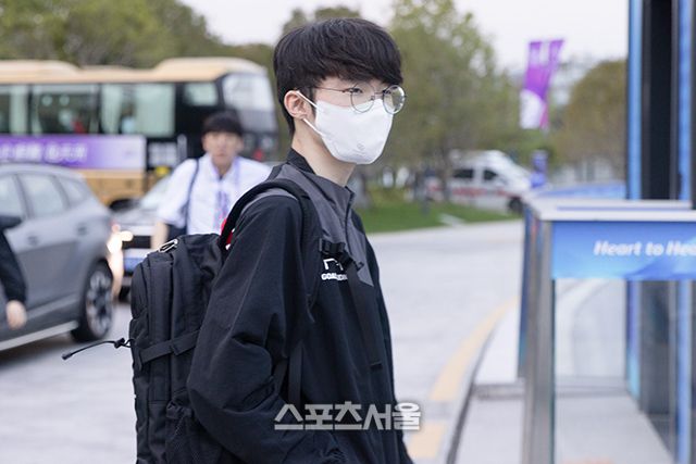 ‘페이커’ 이상혁이 29일 대만과의 결승이 열리는 항저우 e스포츠센터 경기장에 들어서고 있다. 사진 | 공동취재단