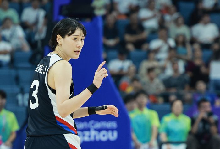 29일 중국 저장성 항저우의 올림픽 스포츠센터에서 열린 2022 항저우 아시안게임 여자 농구 대한민국과 북한의 경기에서 3쿼터 대한민국 강이슬이 3점슛을 쏜 뒤 손가락을 들어보이고 있다. 사진 | 항저우=연합뉴스
