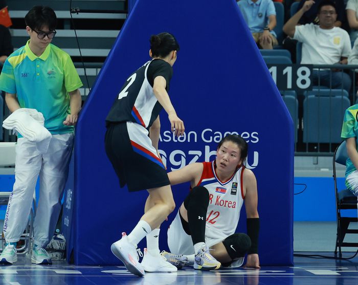 29일 중국 저장성 항저우의 올림픽 스포츠센터에서 열린 2022 항저우 아시안게임 여자 농구 대한민국과 북한의 경기에서 대한민국 이해란이 넘어진 북한 로숙영에게 손을 건네며 일으켜주고 있다. 사진 | 항저우=연합뉴스