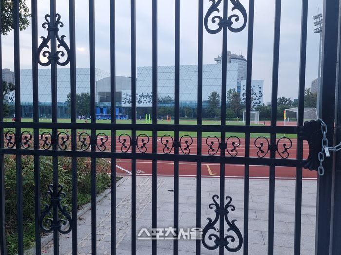 자물쇠로 잠겨있는 훈련장 게이트. 항저우 | 박준범기자