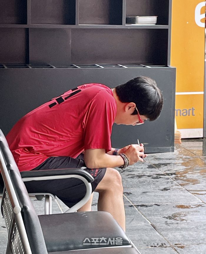 KIA 좌완 양현종이 30일 SSG전 선발 등판을 앞두고 더그아웃에 나와 왼손가락 손톱을 정리하고 있다. 문학 | 황혜정기자. et16@sportsseoul.com