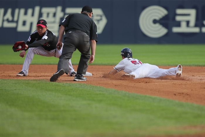 2루를 훔치고 있는 조수행. 사진 | 두산베어스