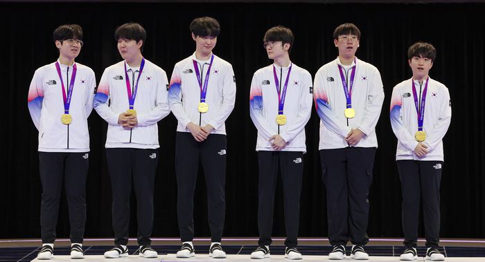 29일 중국 저장성 항저우 e스포츠 센터에서 열린 제19회 항저우 아시안게임 e스포츠 리그 오브 레전드(LoL)에서 금메달을 딴 한국 ‘제우스’ 최우제, ‘카나비’ 서진혁, ‘쵸비’ 정지훈, ‘페이커’ 이상혁, ‘룰러’ 박재혁, ‘케리아’ 류민석이 시상대에 올라 있다. 사진 | 항저우=연합뉴스